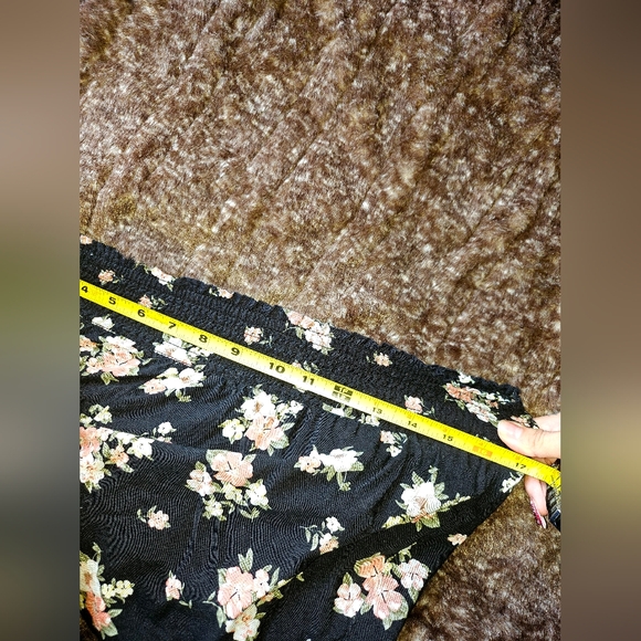 5 For $25✨️Hollister High Waist Bohemian Floral Black Shorts Size Small-Medium - Picture 4 of 6
